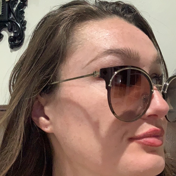 Super stylish Tiffany & Co Sunglasses πΆ - Picture 5 of 9